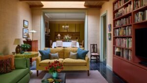 librero moderno pequeno junto a sofa compacto