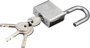 llave abriendo multiples candados metalicos