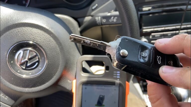 llaves vw modernas con chip en mano