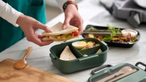 lonchera electrica moderna con comida interior