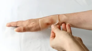 mano aplicando silicon en lamina gotera