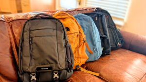 Cómo Elegir Una Bolsa Estilo Mochila Para Uso Diario 2 mochilas modernas usadas en la ciudad cotidiana