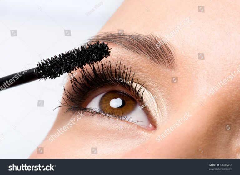 mujer aplicando rimel en sus pestanas