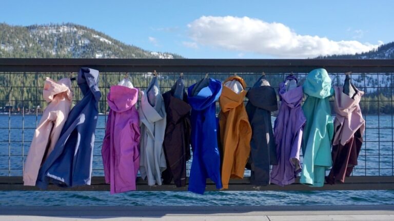 mujer con chaleco impermeable bajo lluvia