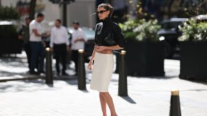 Cómo Combinar una Falda Lápiz Negra para Diferentes Ocasiones 2 mujer con falda lapiz negra elegante