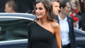 mujer elegante con vestido de un hombro