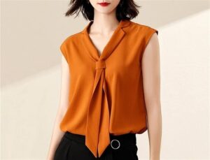 mujer luciendo blusa sin manga cuello v