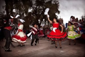 mujer usando vestido rojo campo chile