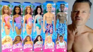 De qué trata la Barbie que se mete al agua y dónde comprarla 4 muneca barbie en traje de bano playa