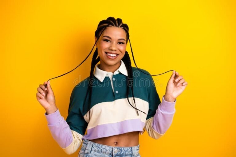 nina sonriente usando crop top colorido