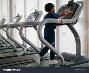 nino feliz corriendo en caminadora infantil