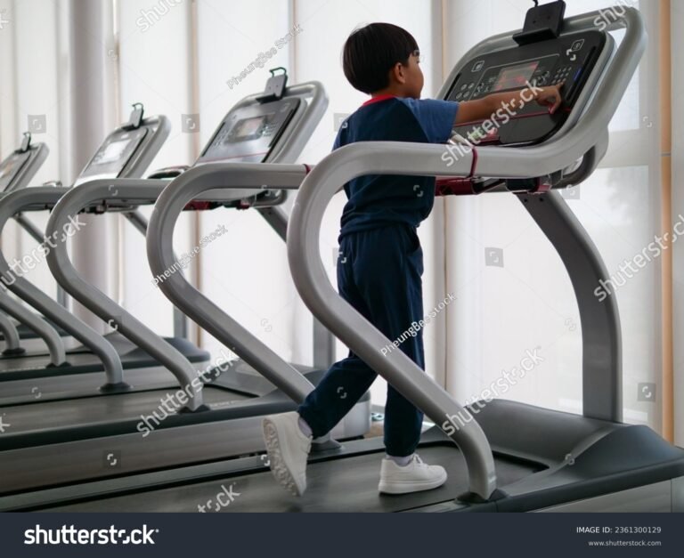 nino feliz corriendo en caminadora infantil