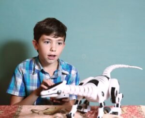 nino jugando con dragon de juguete