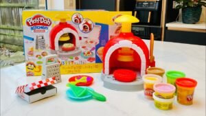 ninos creando figuras de play doh horno pizza