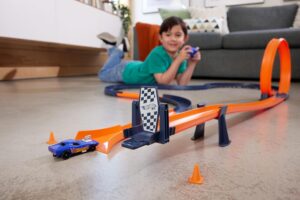 Dónde comprar una pista de vueltas y choques Hot Wheels en Chile 6 ninos jugando pista hot wheels chilena