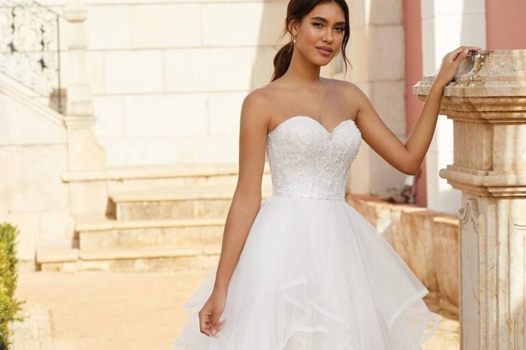 novia elegante con vestido civil sencillo