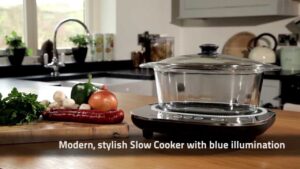 olla de coccion lenta moderna en cocina iluminada