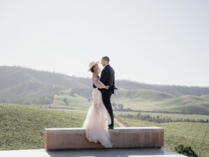 pareja elegante al aire libre en boda chilena