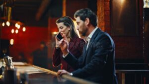 Cómo elegir el mejor outfit para ir a un bar de noche en Chile 11 pareja elegante en bar moderno nocturno