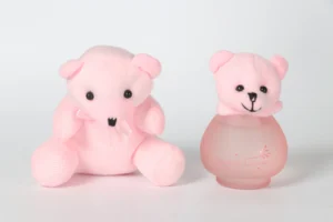 perfumes infantiles elegantes sobre fondo blanco