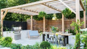 pergola de madera en jardin soleado