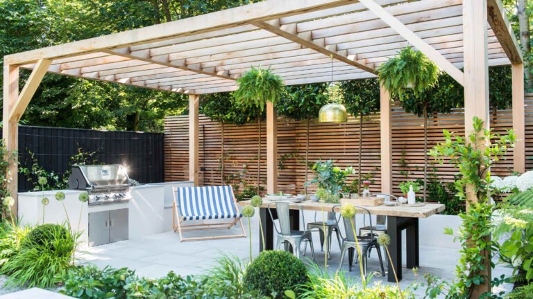 pergola de madera en jardin soleado
