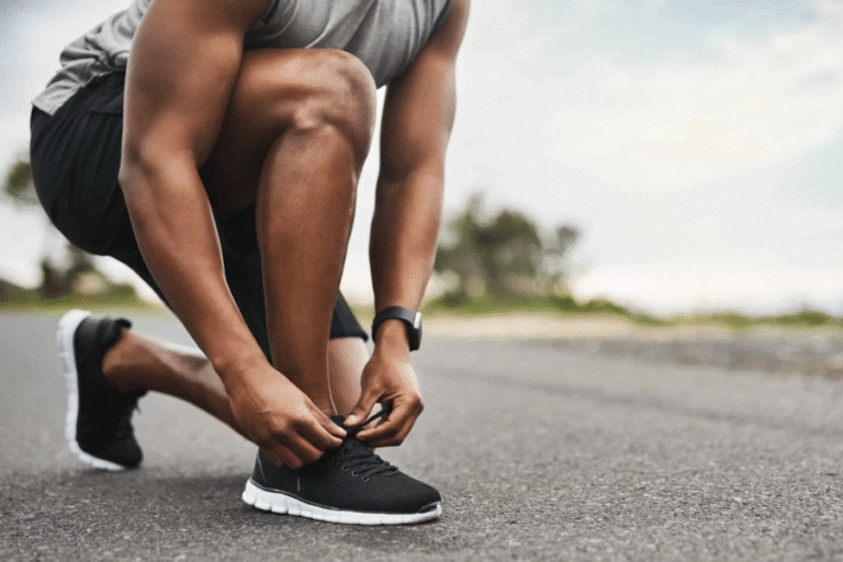 Para qué sirven las zapatillas de pulsera al tobillo en Chile 2 persona caminando con zapatillas deportivas modernas