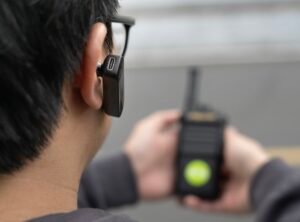 persona conectando radio a dispositivo bluetooth