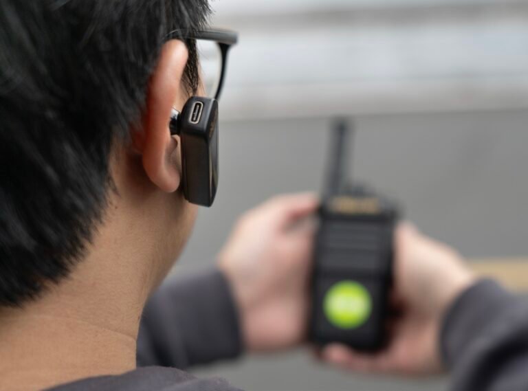 persona conectando radio a dispositivo bluetooth