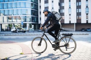 Por Qué Elegir Bicicletas Trek Eléctricas Para Movilidad Urbana 5 persona viajando en bicicleta electrica ciudad moderna