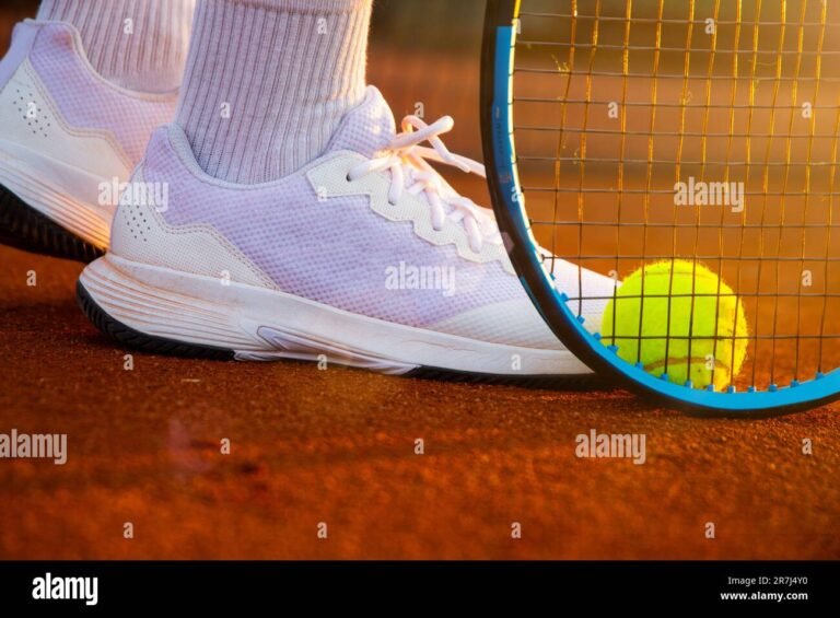 primer plano de tenis adidas en uso