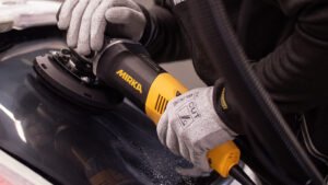 Cómo Pulir Vidrios De Auto Para Mejorar Su Transparencia 23 pulidor de vidrio auto mano cerca vehiculo