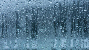 Por qué mi refrigerador tira agua dentro o afuera del aparato 16 refrigerador con gotas de agua condensada
