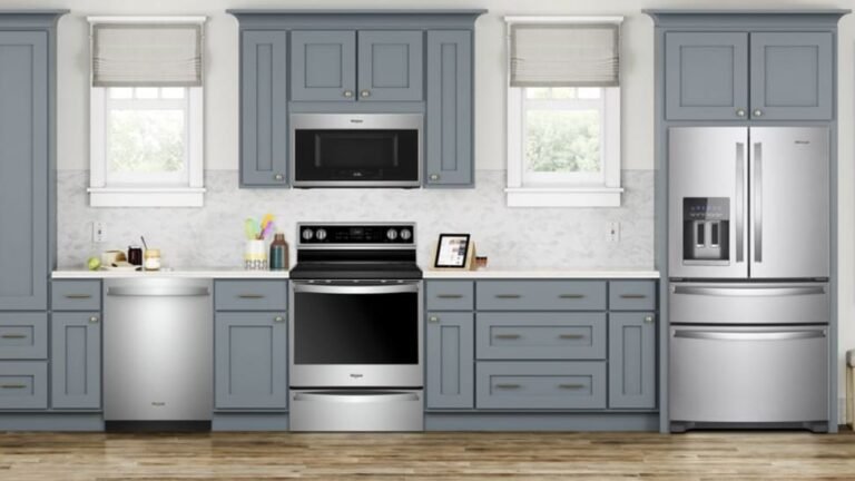 refrigerador whirlpool gris en cocina moderna