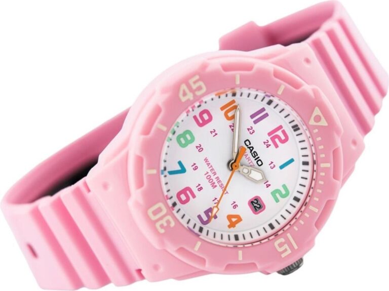 reloj casio rosa sobre fondo blanco