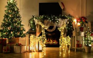 Dónde comprar renos navideños con luces LED para decorar tu hogar 2 renos navidenos iluminados en sala hogarena