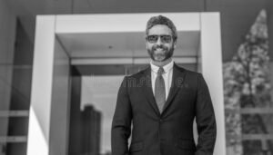 retrato de hombre de negocios exitoso elegante