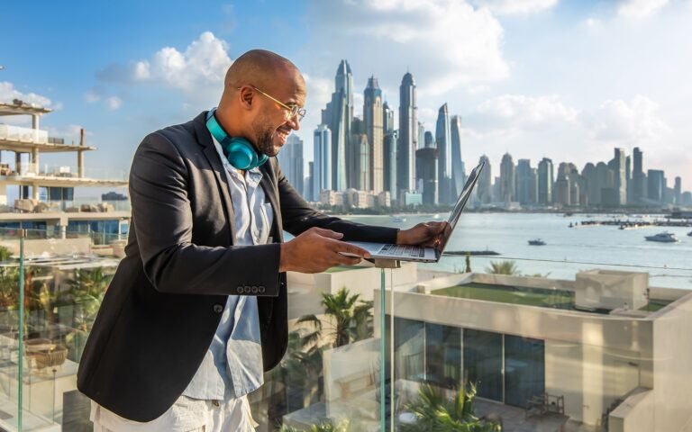 Qué relación tiene Bharara con Viking en Dubai 2 retrato profesional hombre ejecutivo dubai rascacielos