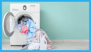 ropa blanca limpia en lavadora moderna