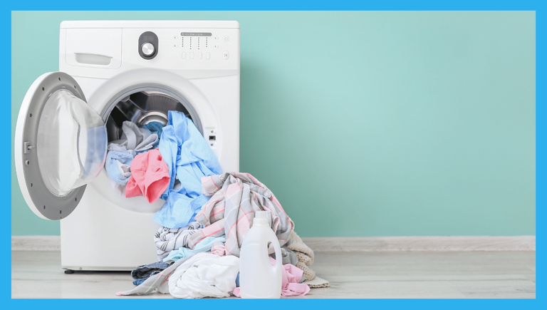 ropa blanca limpia en lavadora moderna
