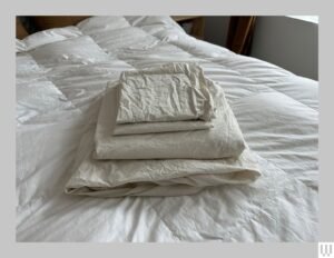 sabanas king size dobladas en tienda bedding