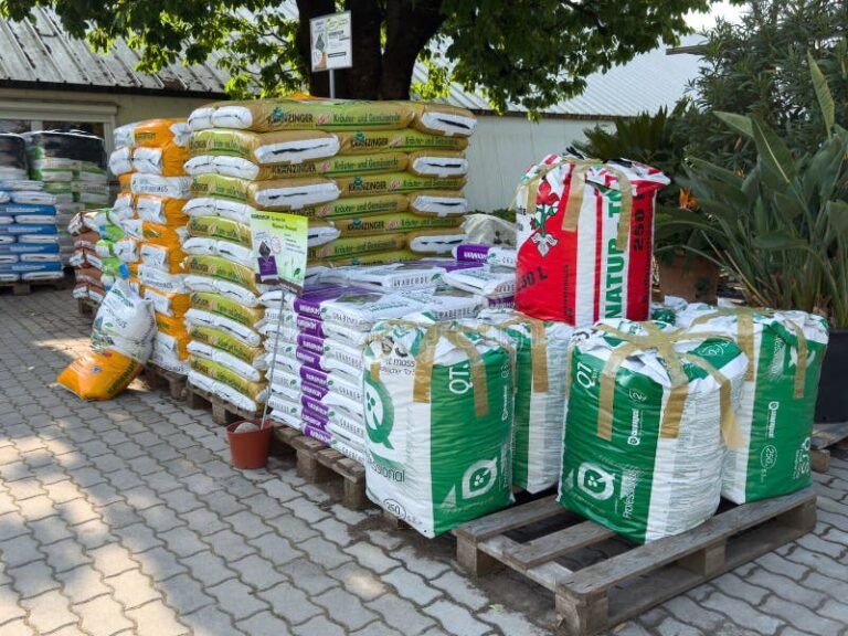 sacos de tierra apilados en jardin colorido