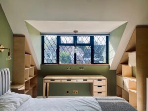 sala moderna pequena con muebles multifuncionales