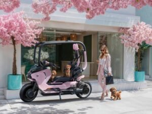 scooter electrico rosa en ciudad urbana