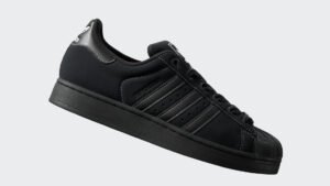 tenis adidas negros mujer en vitrina moderna
