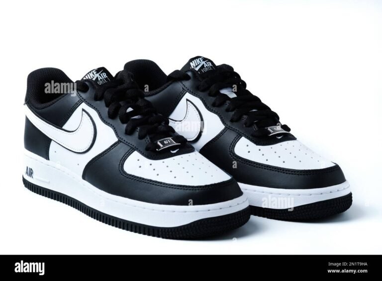 tenis nike air force one negro en fondo blanco