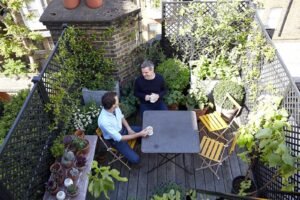 Cómo Crear Terrazas Sencillas y Bonitas con Poco Presupuesto 33 terraza pequena con plantas y muebles simples