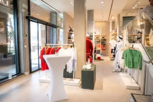 tienda de ropa lacoste con exhibicion color rosa