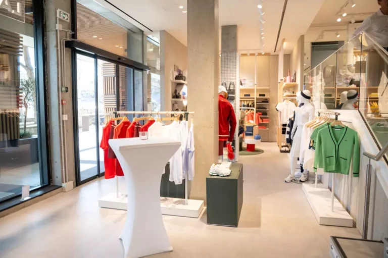 Dónde comprar ropa y accesorios Lacoste Joy Pink en Chile 2 tienda de ropa lacoste con exhibicion color rosa