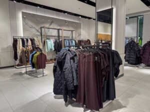 Dónde Comprar Pantalones That's It Originales en Chile 7 tienda de ropa moderna con pantalones exhibidos